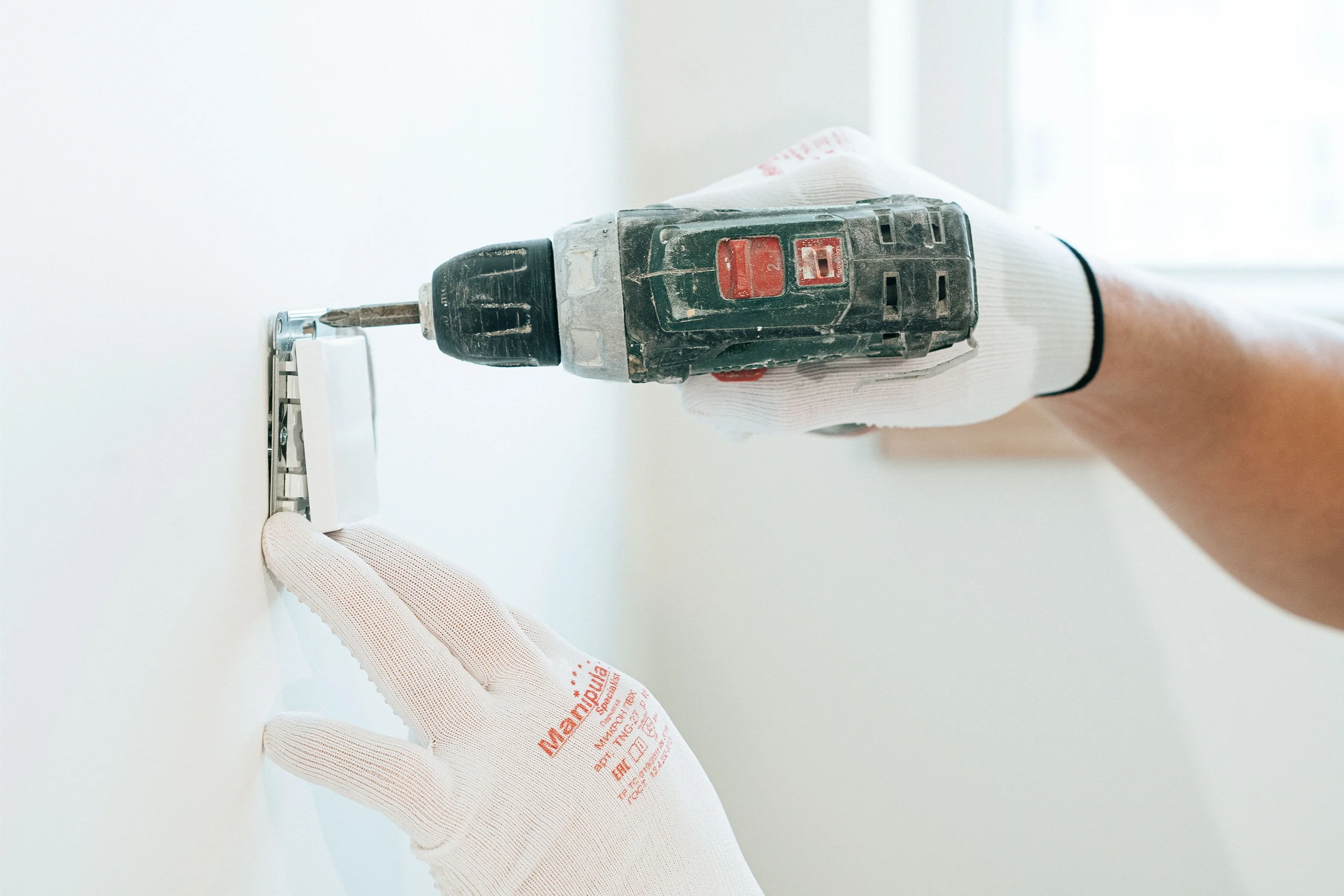 Montaż osprzętu elektrycznego wkrętarką