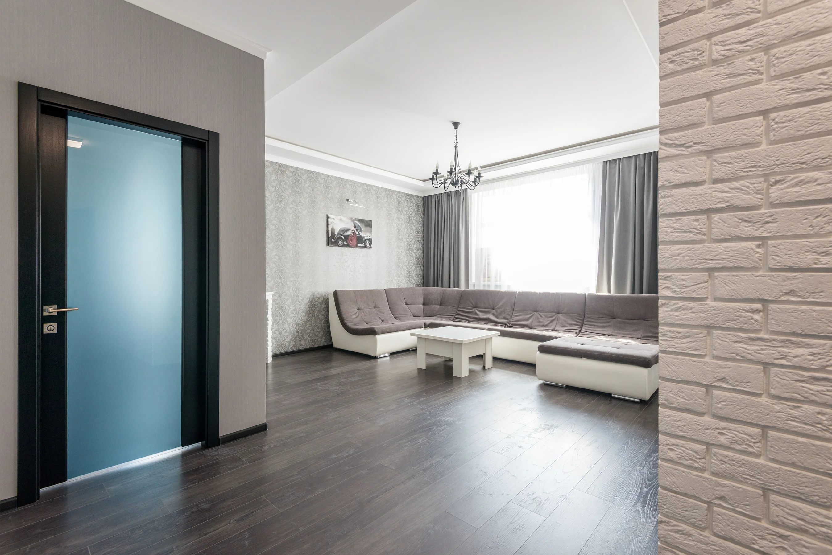 Salon z ciemną podłogą panelową